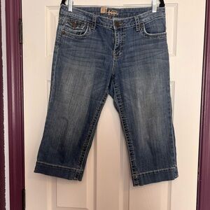 Kut from the Kloth Women's Cropped Denim Capris in Medium Blue Wash